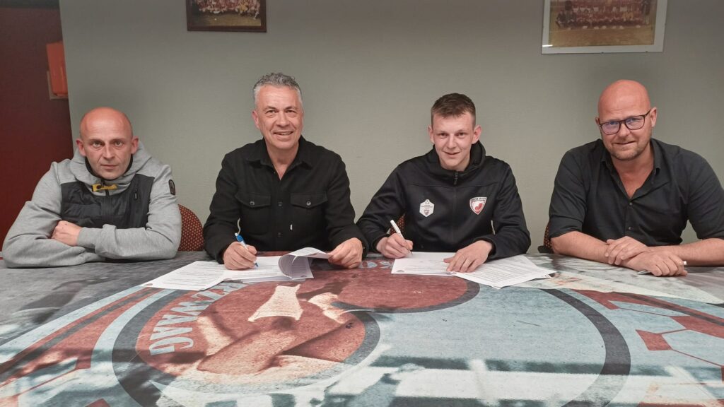 Trainers 1e selectie tekenen contract